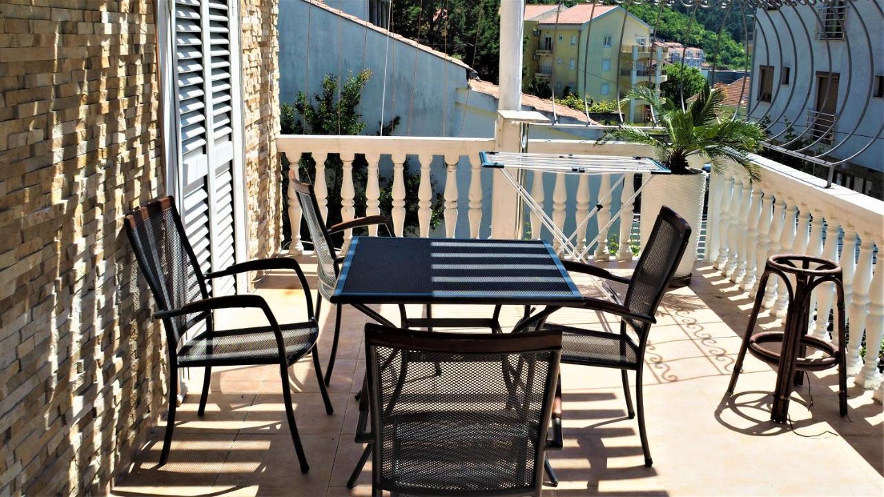 With Swimming Pool With Bathroom, Kitchen, Patio, Private Parking Aparthotel